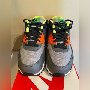 Nike AirMax 90 size 5Y GS Grt condition with original box